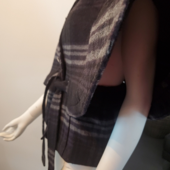 Novelti wool blend wrap/cape/shall - Picture 4 of 8